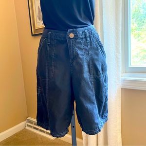 Lee navy cotton cargo shorts with contrast stitching.  Size 2